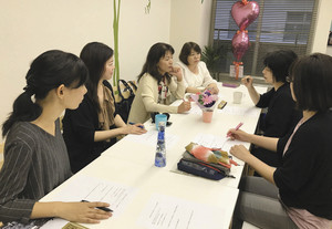協働する事業について話し合う女性経営者たち＝名古屋市で（Ｗｉｔｓ提供）