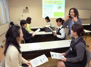 講師役の社員から、接客時の話し方の指導を受ける従業員たち＝名古屋・栄の名古屋三越栄店で