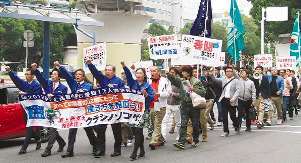 賃上げを求めて繁華街をデモ行進する連合愛知の組合員ら＝名古屋・栄で
