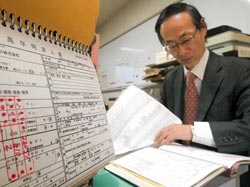激減した高卒の求人票。教員も求人の獲得に必死になっている＝浜松市中区の浜松商業高校で
