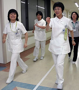 休憩時間にみんなでインターバル速歩をする看護師ら＝松本市の信大医学部付属病院で