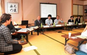 学校での就職の取り組みなどについて話す特別支援学校の教員ら＝みよし市三好町の市福祉センターで
