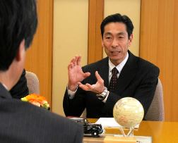 太田市長（左手前）にＳＰＨ指定を報告する豊田工業高の若山校長＝豊田市役所で