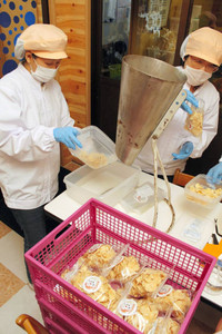 開店に向け、えびせんの袋詰め作業に追われる障害者とボランティア＝刈谷市池田町で
