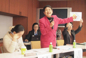 ホワイト企業を発表する坂東真理子学長（右から２人目）ら＝東京都世田谷区の昭和女子大で