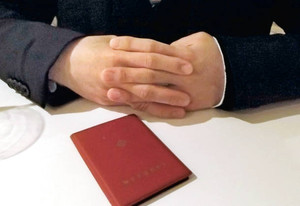 「職場の理解は足りないのが現実」。ＨＩＶ感染者として取得した障害者手帳を前に証言する男性＝東京都内で