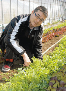 有機農業の講座を企画している岡村さん＝津市白山町南出で