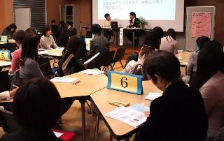女性の働き方や必要な支援などについて意見を交わし合った「働く女性の交流会」＝名古屋市中区で