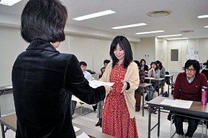 坂井事務局長（左）から証書を受ける修了生＝金沢市南町で