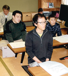 オリエンテーションで県内の漁業について講義を受ける参加者ら＝志摩市の三重外湾漁協志島出張所で