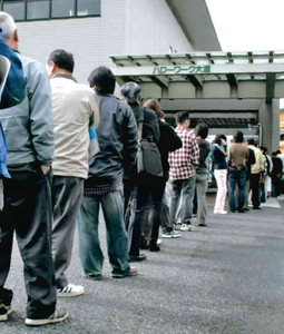 長い列を作り開所を待つ人たち＝大垣市のハローワーク大垣で