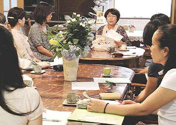 「家族経営協定」などを説明する宮下さん（中）＝瀬戸市の宮下ファームで