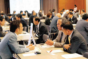 真剣に意見交換する企業と高校の担当者＝四日市市諏訪町の四日市商工会議所で