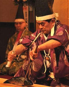包丁式で手を触れずにコイをさばく入口家元＝津市大門の津都ホテルで