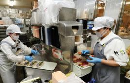 人手不足の対策で、ヤマナカはパートの定年を７０歳まで引き上げた＝名古屋市千種区の覚王山フランテで