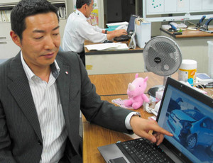 自動車事故の状況を見ながら、査定を確認する門脇保広さん＝名古屋市中区の共栄火災海上保険中部損害サービス部で
