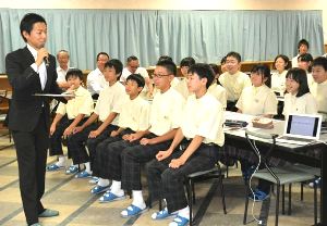 藤井浩人市長(左)の話を聴く生徒たち＝美濃加茂市の美濃加茂中学校で