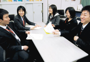 「日本組織なじみ塾」の第１期生と話し合う張敬清さん（左から２人目）