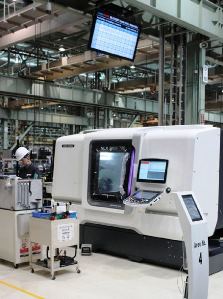 工場にＩｏＴを導入したＤＭＧ森精機。上部のモニターで作業の進み具合が見える＝三重県伊賀市の伊賀事業所で