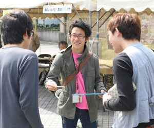復興支援イベントで来場者に協力を呼びかける宇賀谷君（中）＝名古屋市中区で