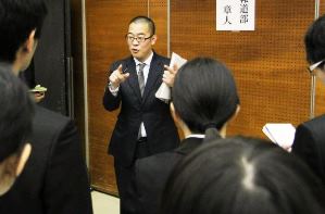 学生たちの質問に答える筆者＝名古屋市中区の中日新聞社で
