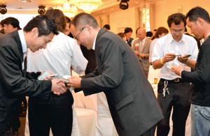 異業種交流会で名刺を交換する参加者＝半田市宮本町で