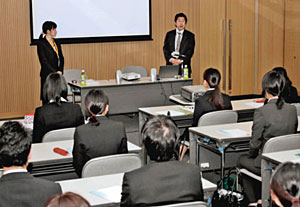 大学生らが企業から採用方針や求める人物像などについて情報収集する体験会＝富山市大手町で