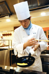 「緊張しないよう何度もオムレツ作りを練習した」という蔵本凌さん