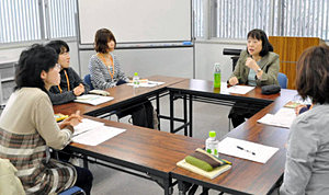 講師と職場復帰への不安などを話し合う参加者＝金沢市本多町で