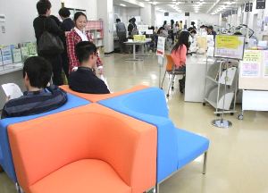 カラフルなインテリアを置く愛知学院大のキャリアセンター