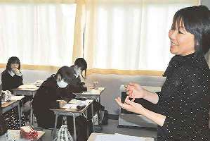 高校生にラジオの魅力を話す西村さん（右）＝豊橋市の豊橋南高で