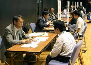 ３６社が参加した企業と障害者の合同就職面接会＝福井市下六条町の県生活学習館で