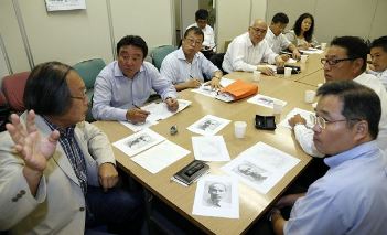 講師の安藤さん（左）の話に耳を傾ける参加者たち＝名古屋市中区で