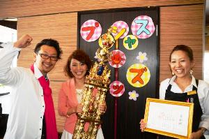 ネイルサロンの全国大会でグランプリに選ばれて喜ぶ平川さん夫妻（左）と大久保さん（右）
