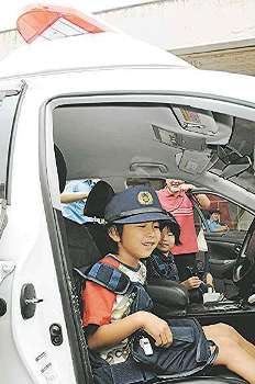 警察官の装備を身に着けパトカーに乗車した＝いずれも岡崎署で