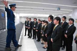 入国検査場での仕事について説明を受ける学生＝中部空港で