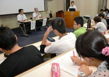 模擬会見に取り組む子どもら＝半田市立図書館で
