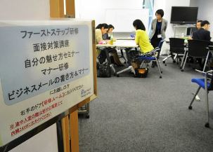 リクルートスタッフィングの面接対策講座で、自己ＰＲの仕方などを学ぶ派遣労働者ら＝東京都中央区で