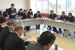 離職者の保険料減免への対応などについて協議した主管課長会議＝福井市の県民会館ビルで