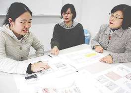 大崎准教授㊨とトイレの改築案の細部を話し合う森本さん㊧、時田さん＝岐阜市の岐阜女子大で