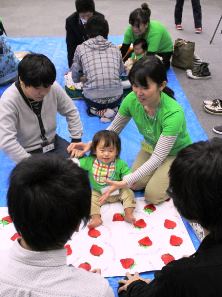 おそろいのシャツを着て、生徒たちと触れ合う母親と赤ちゃんら＝愛知県豊橋市の第一学院高校で
