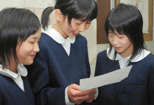 麻生太郎首相からの手紙を読む（左から）寺尾恵利佳さん、藤井望さん、水野谷明香さん＝福井市のＪＡ福井市南部文殊支所で