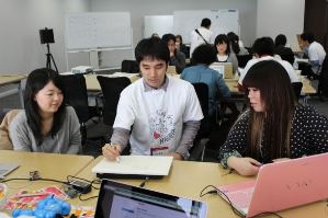 プログラミング言語について習う女性向け勉強会の参加者ら＝名古屋市内で