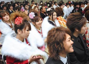 夢と希望にあふれつつも、不況の影に不安を抱えて式典に臨んだ新成人ら＝１１日午前、浜松市中区の富塚公民館で