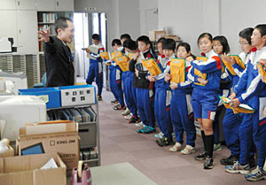 税務署内を見学する児童＝魚津税務署で