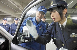 若手警察官に指紋採取の技術を指導する鑑識係の清水和男さん（中）＝愛知県警中村署で