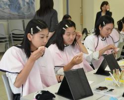人に好印象を与える化粧の仕方を学ぶ女子生徒ら＝岐阜市中鶉の岐阜聖徳学園高校で