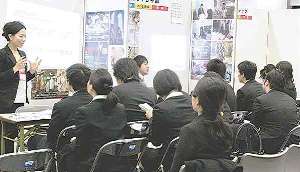 「ファミリー・フレンドリー企業合同説明会」で企業の担当者の話を熱心に聴く学生たち＝１６日、名古屋市で