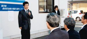 「相談を通じて最低賃金を引き上げたい」と話す勝見秀樹社長（左）＝福井市の土蔵労働コンサルタント事務所で