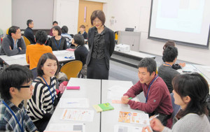 山口理栄さん（中）の指導で、育休後の育児や家事分担についてグループで話し合う夫婦ら＝名古屋市東区で
